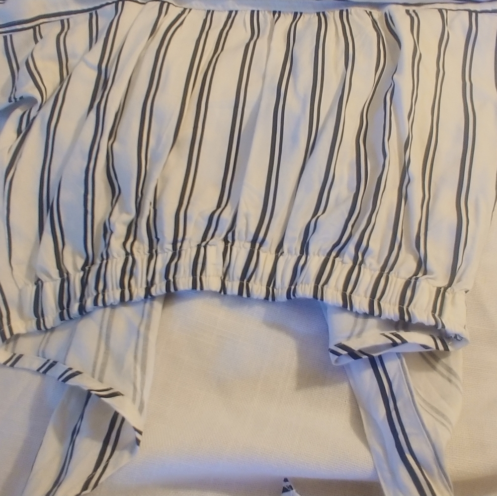 Hollister Striped Button-Down Crop Knot Shirt - Picture 4 of 4